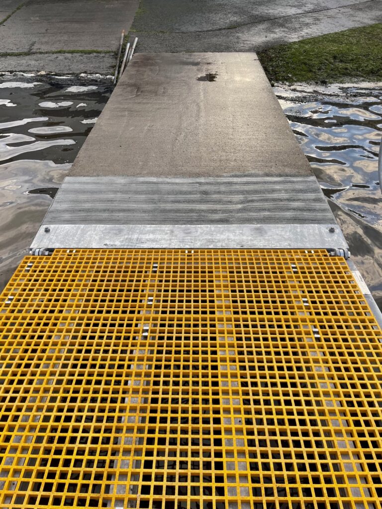 Pontoon joining ramp to shoreside