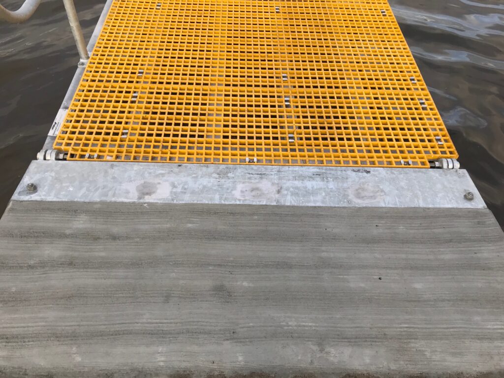 Pontoon joining ramp to shoreside